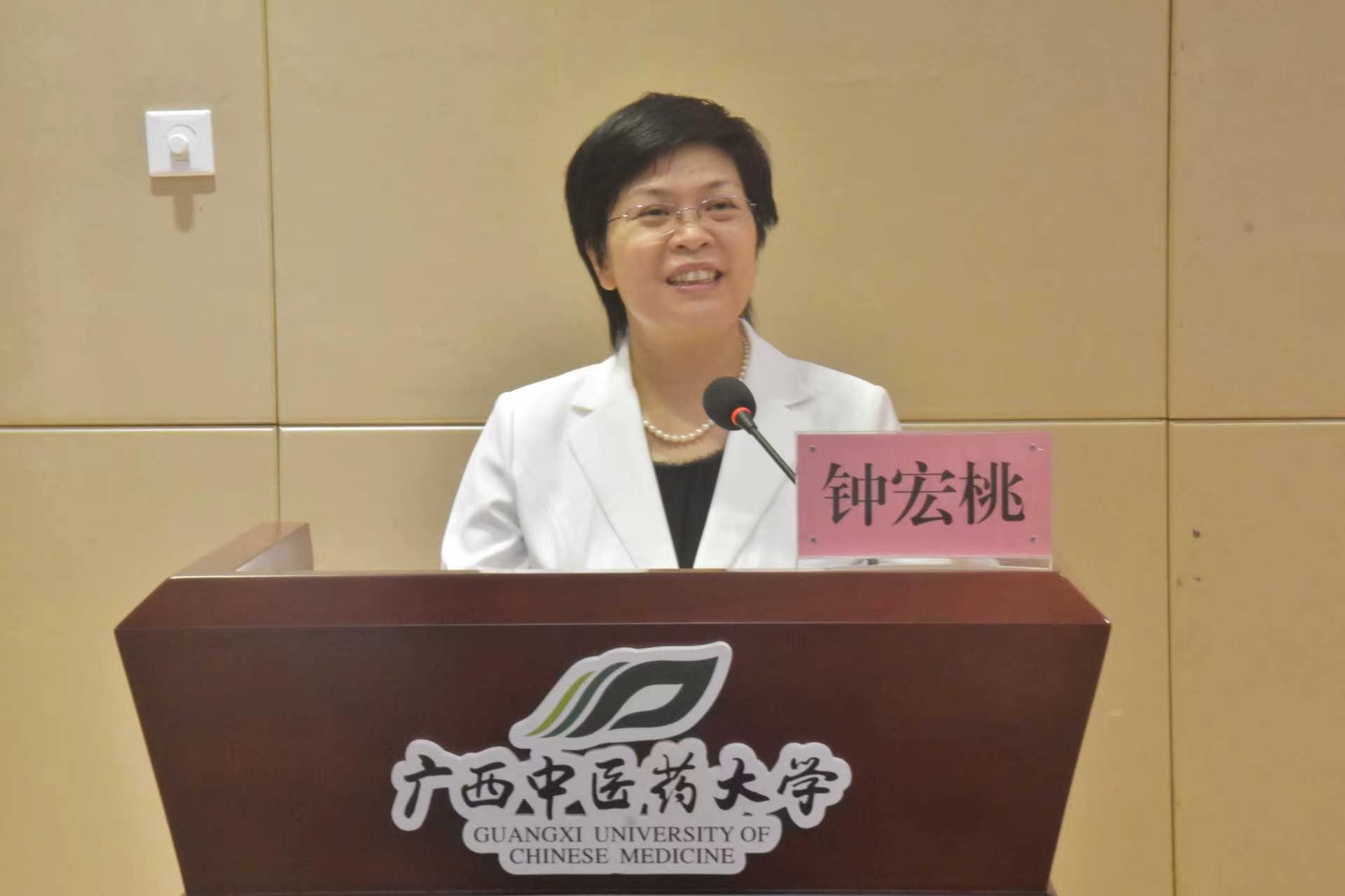 学校党委常委、副校长钟宏桃致词