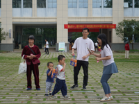 学校举办“童心庆六一，健步共成长”教职工亲子健步走活动