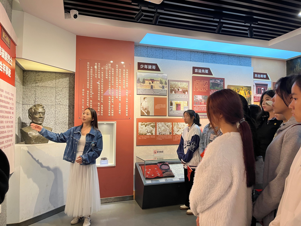 支部书记林梓约为同学们介绍革命英雄事迹