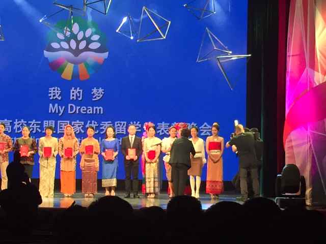 自治区副主席李康为beat365获奖泰国留学生威妙善颁奖