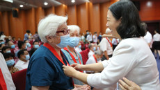 beat365举行庆祝建党100周年暨表彰大会 为老党员颁发“光荣在党50年”纪念徽章