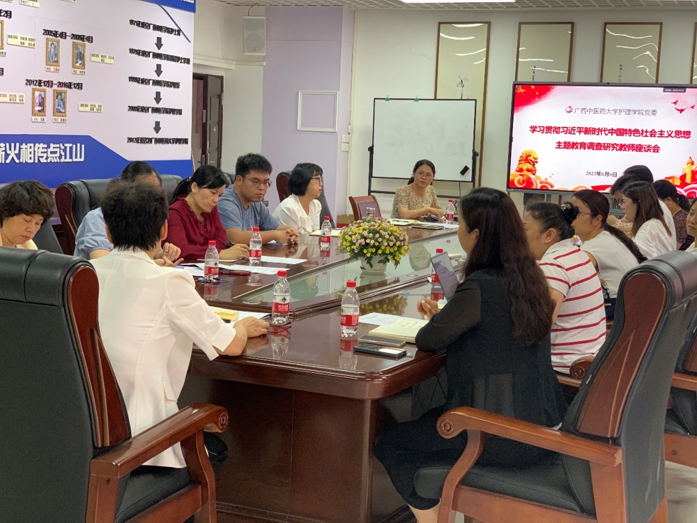 一群人在餐厅吃饭

描述已自动生成