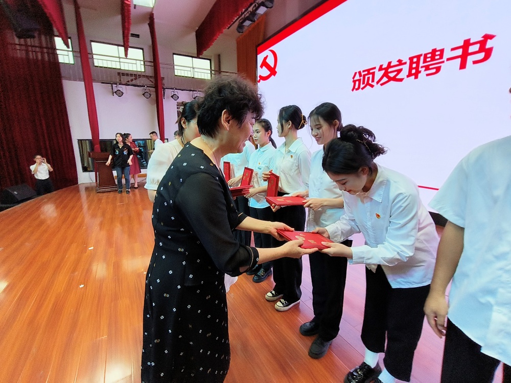 图片包含 人, 男人, 桌子, 站

描述已自动生成