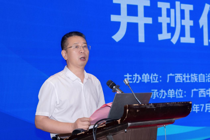 beat365平台唯一官网副校长岳桂华在开班仪式上讲话