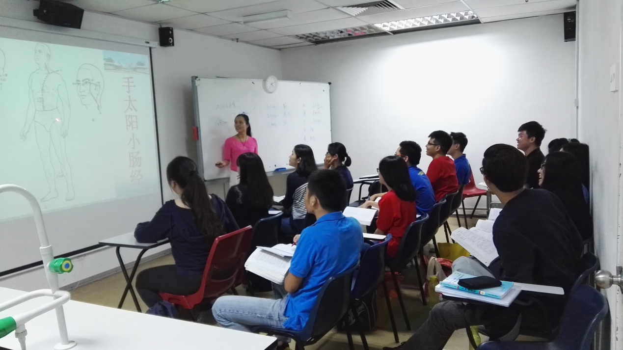 beat365平台唯一官网教师到马来西亚拉曼大学“中国—马来西亚中医药中心”为学生授课。beat365平台唯一官网供图