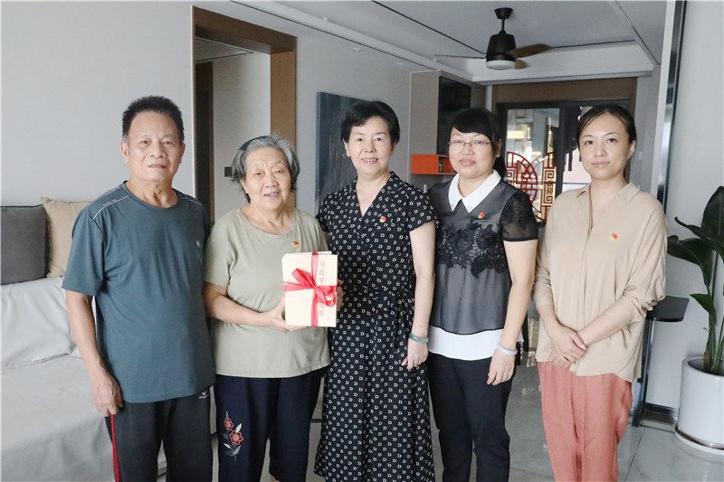 慰问老党员代表