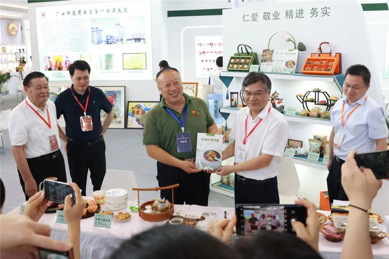 beat365平台唯一官网第一附属医院院长谢胜给部分嘉宾赠书