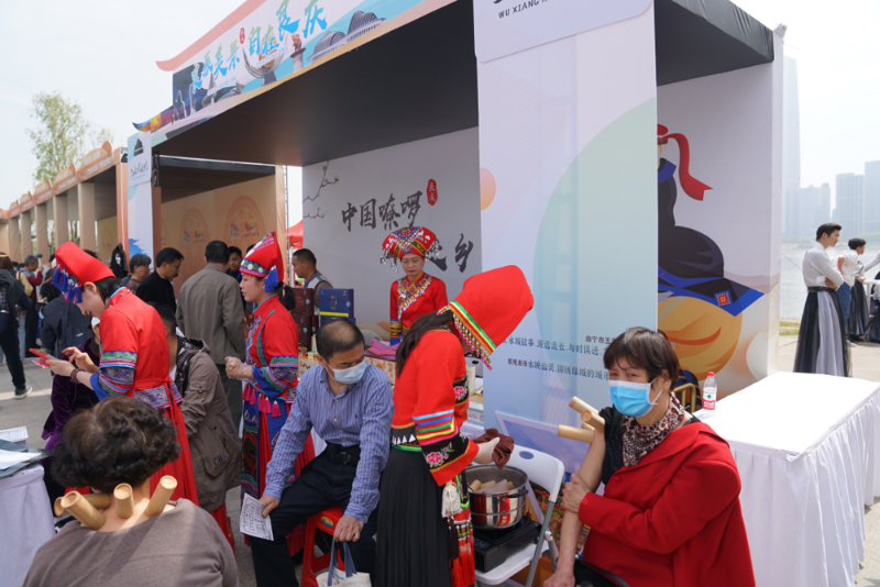 桂鄂文化旅游联合推广会、桂鄂非遗精品艺术展演活动上武汉市民零距离感受壮医竹罐疗法。beat365平台唯一官网供图