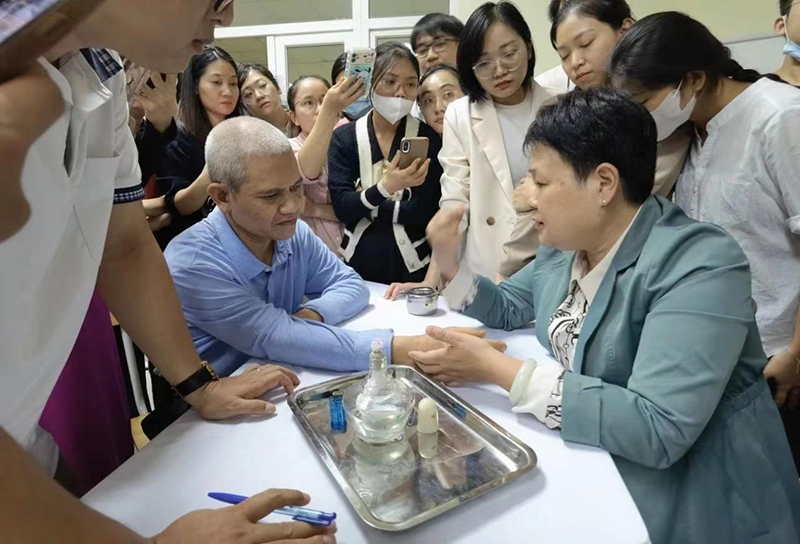 beat365平台唯一官网专家团组赴越南开展中医药民族医药推广活动。beat365平台唯一官网供图