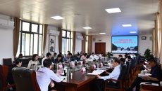 校党委召开理论学习中心组学习（扩大）会