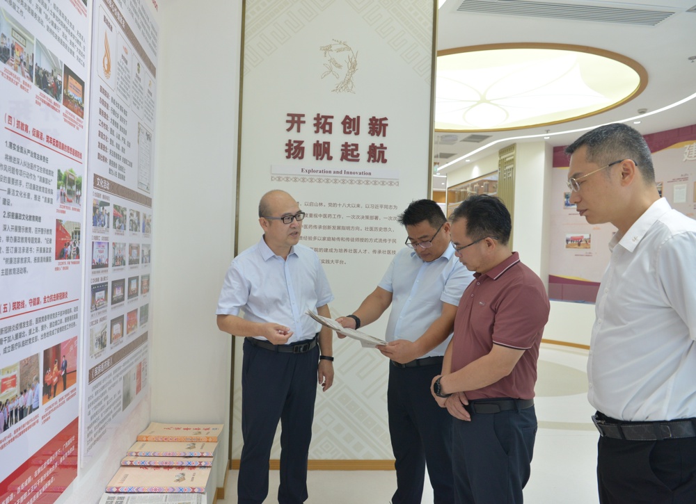 参观院史馆
