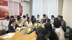第一附属医院副院长韩若斌到所联系的党支部上党课并开展调研座谈