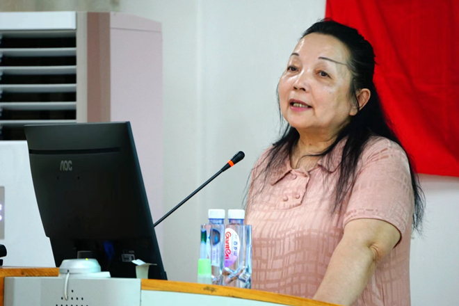 刘小江正在讲解