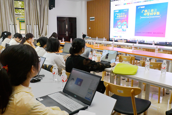 同学们认真听课