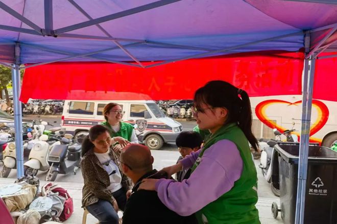 志愿者为群众服务