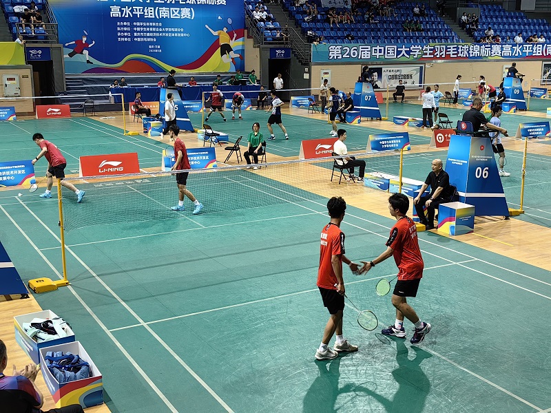 男双赢球后击掌祝贺