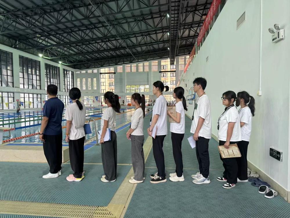 技术代表、发令员、计时裁判准备入场