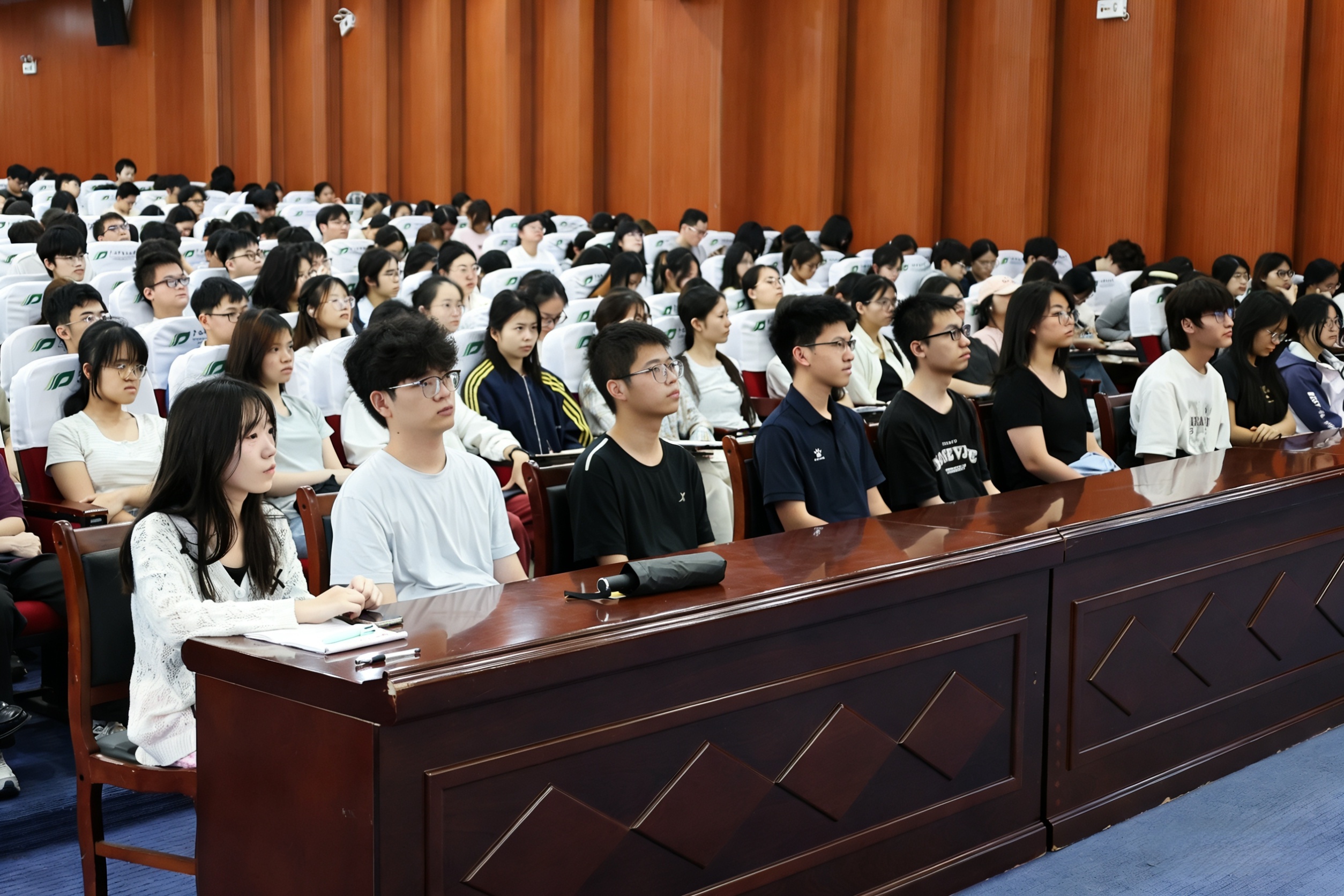 同学们在仙葫校区聆听授课