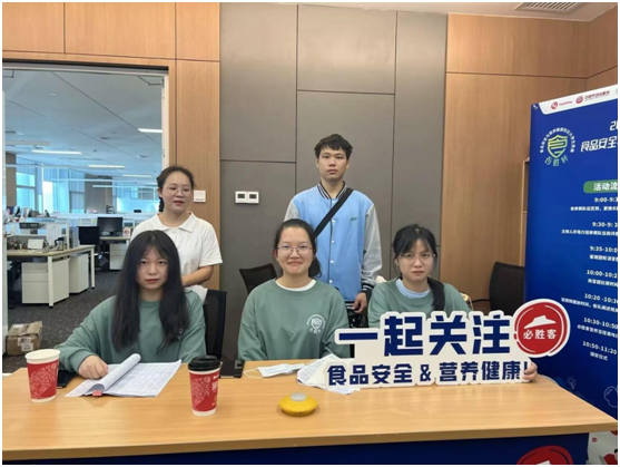 桂中医代表队参赛选手合影留念